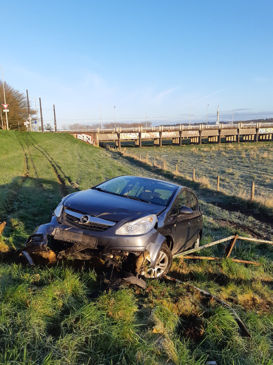 Tijdens de noodhulpdienst samen met @WA_Arnhem deze van de weg geraakte auto aangetroffen zonder bestuurder. Onderzoek volgt..