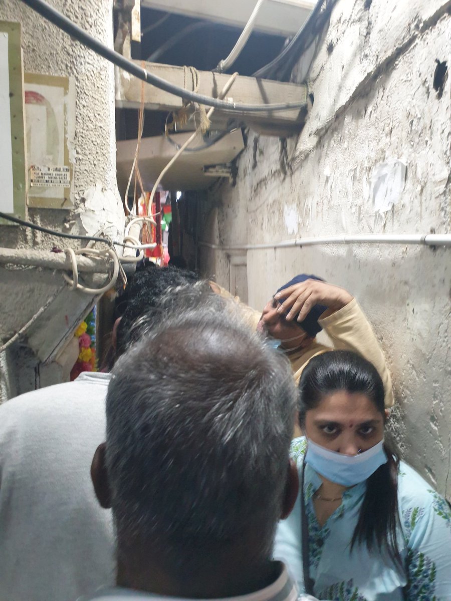 rutuderek's tweet photo. The narrow lane to enter the only temple in the middle east. #Dubai #RamNavami #JaiShriRam https://t.co/btJwiQ5RI6
