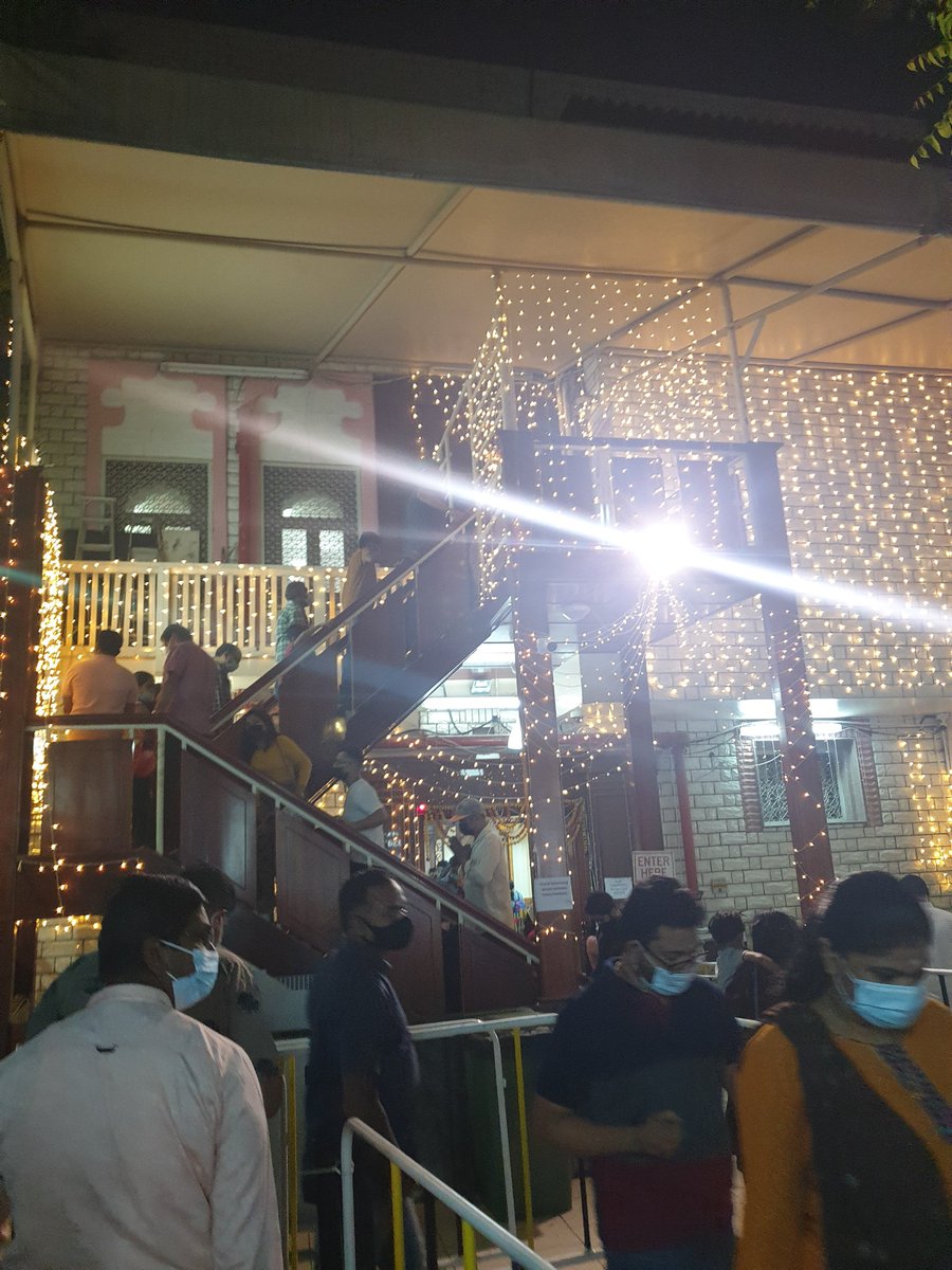 rutuderek's tweet photo. The narrow lane to enter the only temple in the middle east. #Dubai #RamNavami #JaiShriRam https://t.co/btJwiQ5RI6