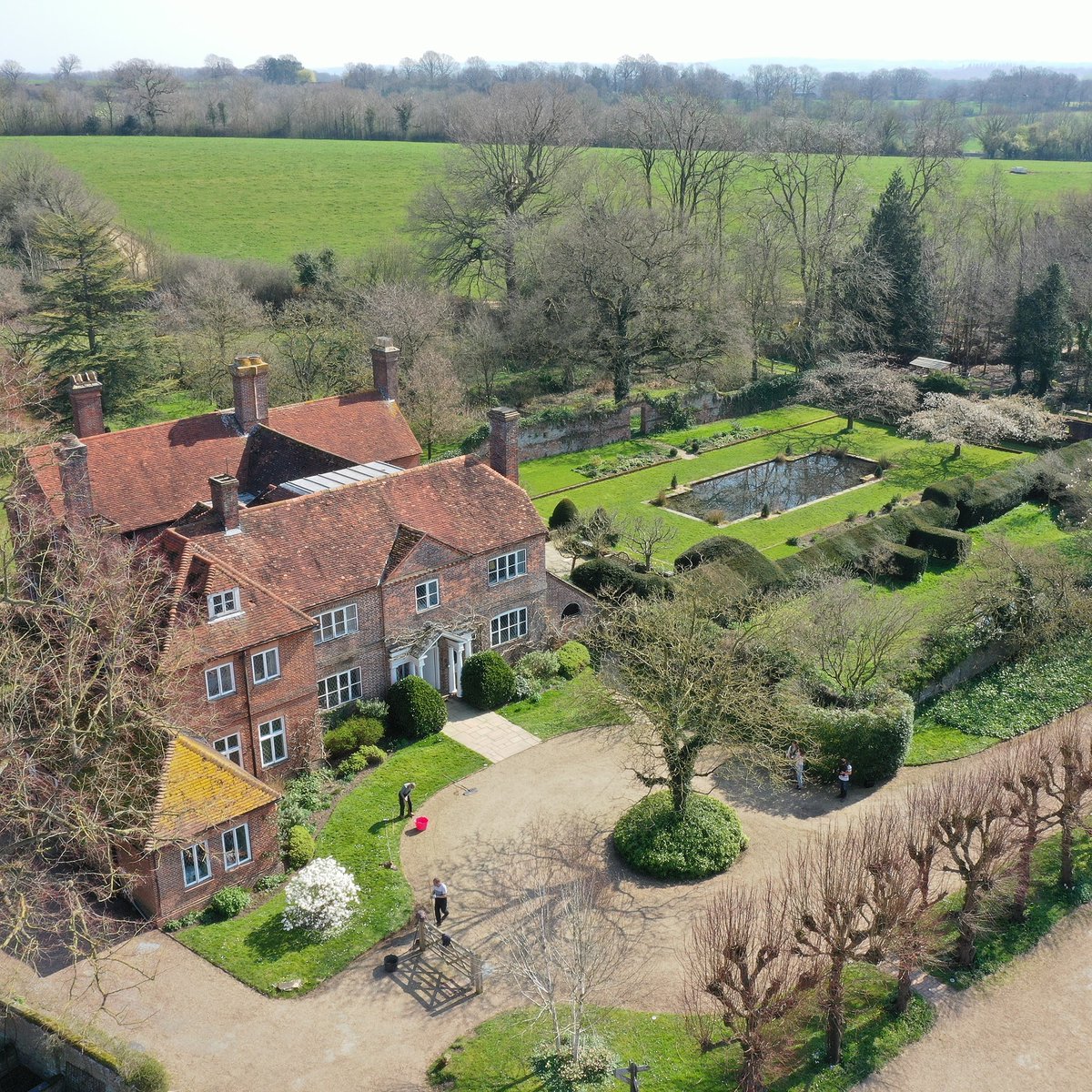 BorePlace's tweet photo. How lovely is this shot of Bore Place House in the spring sunshine? 🌞
.
.
.
#kent #kentlife #organic #regenerative #kentliving #kentcountryside #kentattractions #greentourism #kentstays https://t.co/vjhghOu2hJ