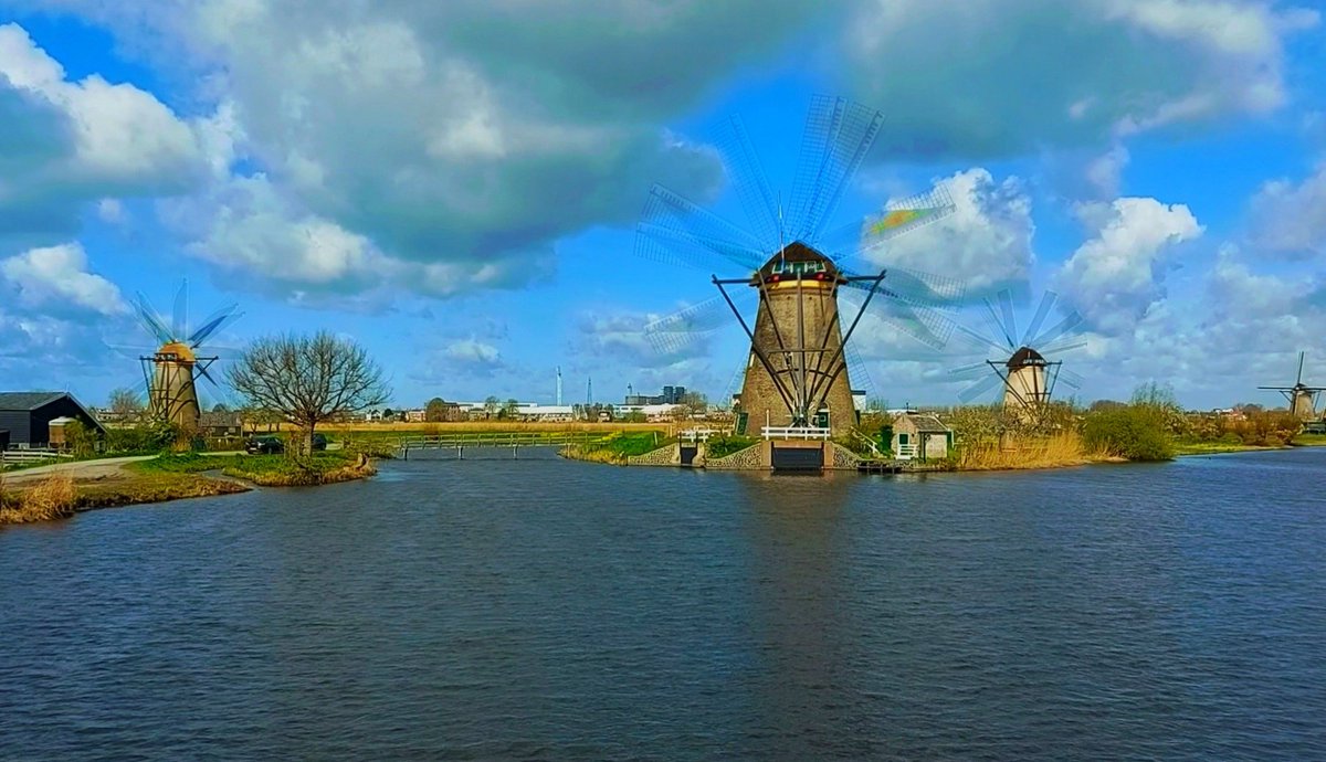 johan_klos's tweet photo. Goedemorgen 3 #foto's uit een #filmpje #sreenshot bewerkt en opelkaar geplakt krijg je dit #effect erbij bij #kinderdijk #recordpoging #werelderfgoed #zuidhollandslandschap #weerfoto #fotoshop ππββοΈπββοΈ https://t.co/SHjbY1bTdb