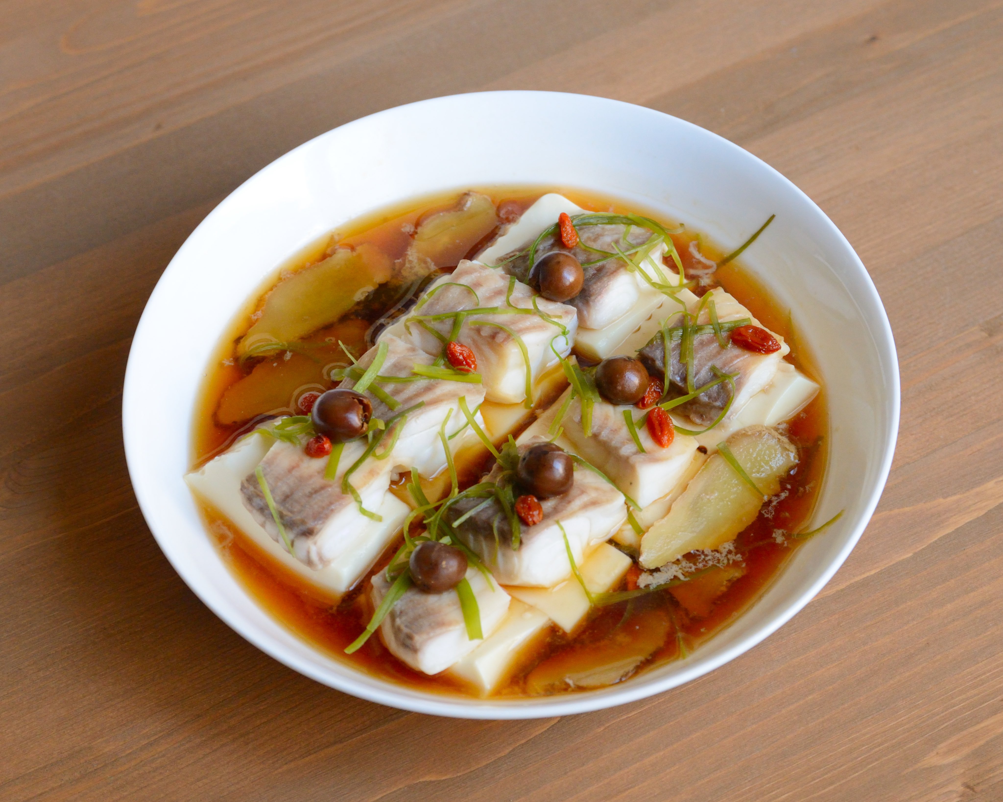 Monet Kitchen 鯛魚蒸豆腐 豆腐切厚片後排放盤中 鯛魚洗淨切塊 加入薑 鹽 米酒醃5分鐘 鯛魚 放豆腐上 放薑片 蔥花 破布子 可省略 或用菜脯 罐頭花瓜皆可 枸杞 裝飾用 或紅蘿蔔 醬油 糖 前步驟的米酒