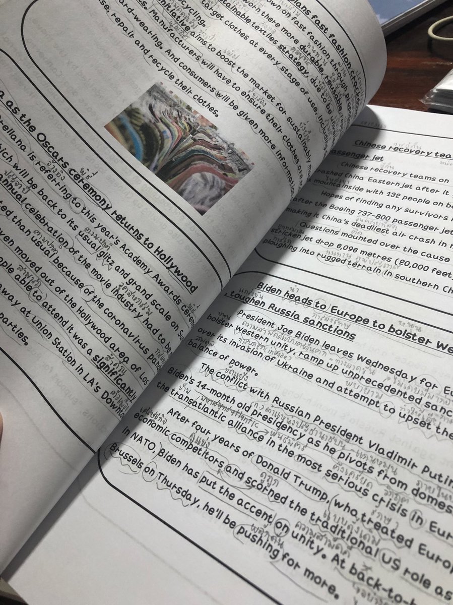 qxiafresh's tweet image. มีคนถามวิธีท่องศัพท์เราเยอะมาก (4คน55555) เอามาจากข่าวเลยค่ะ ปริ้นท์ออกมาแปล555 มีใครสนใจไฟล์ไหมคะ พอดีเรารวมข่าวเอง ถ้ามีคนสนใจเยอะเดี๋ยวมาแปะไฟล์ให้คับ #dek66