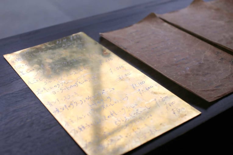 ◆ 京都にある、スパイスとハーブの創作料理店

【料理で目の保養】元質屋を改装した『Maker Kyoto』は、金庫扉や帳場格子がインテリアとして使われ、まるでアンティークショップ。童話のように、大きなテーブルをみんなで囲む「晩餐スタイル」もときめく｜<a href="/herenowjp/">HereNow JP</a>
▼
herenow.city/kyoto/venue/ma…