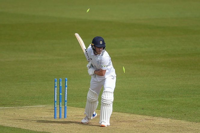 Instagram vs Reality 😭

Great win to start the season! <a href="/hantscricket/">Hampshire Cricket</a> 🌹👑