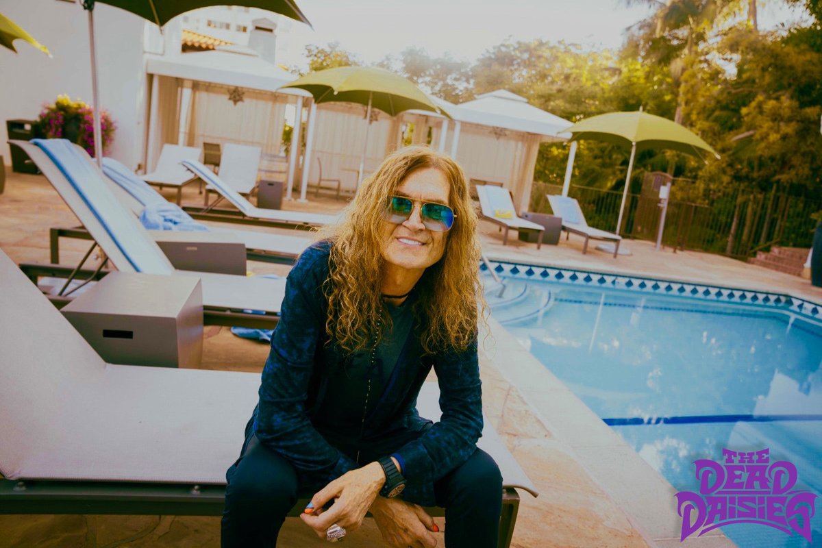 Nothing like chillin' by the pool😎
Hope you're having a great Sunday🌞🌞
Have you streamed our Work Out playlist list yet?⚡⚡
thedeaddaisies.com/daisies-rock-r…

#TheDeadDaisies #TheDaisiesRockRevenge #WorkOut #Playlist #SundayVibes