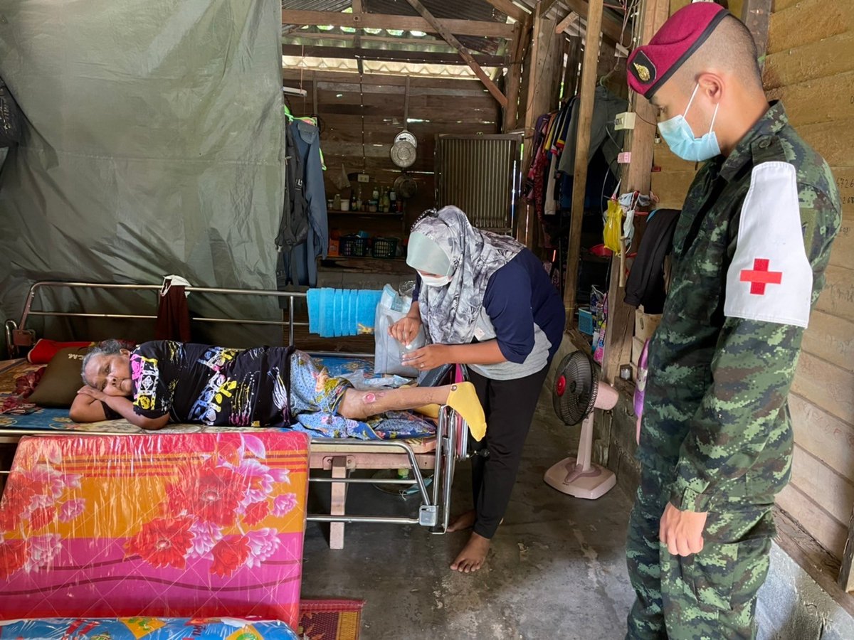 ครูหมวกแดงปันยิ้ม โดยชุด ทสพ./สทสพ. ร่วมสนับสนุน ชุดสันติสุข อสม.ประจำหมู่บ้าน ดำเนินการเข้าพบปะเยียมเยียน น.ส.คอรีเยาะ สามะผู้ป่วยติดเตียงและมีแผลกดทับประชาชนในพื้นที่รับผิดชอบเพื่อพัฒนาสัมพันธ์และสอบถามอากการเจ็บป่วย ณ บ้านเลขที่ ๑๓/๗ ม.๑ ต.โละจูด อ.แว้ง จว.นราธิวาส