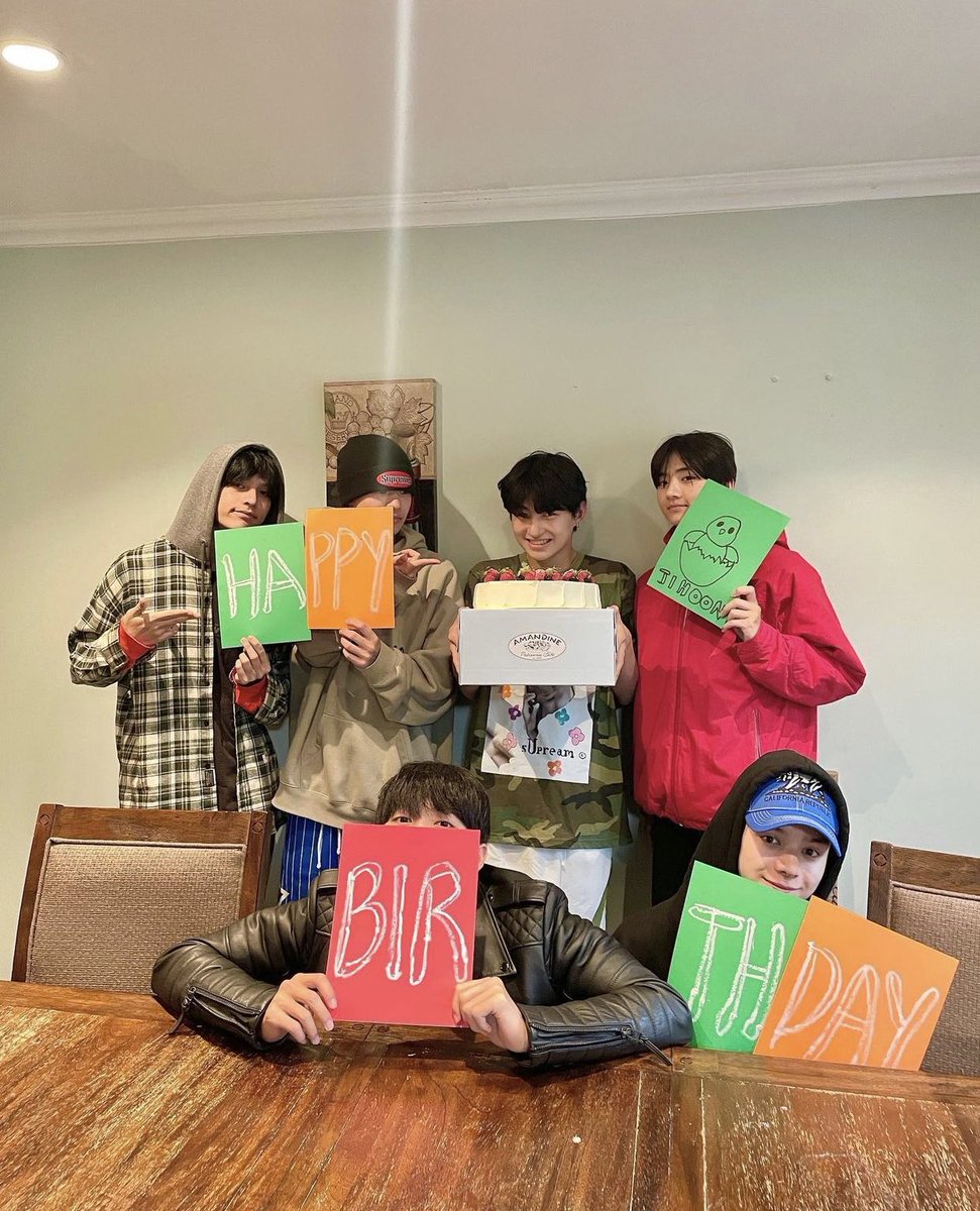 cortis_pic's tweet photo. [220329] Instagram Update 

Everyyyonee🥺✨ my birthday has ended🥺😭 can’t believe the busking day is a day before my birthday..🤦🏻‍♂️ it’s such a really great luck. Yesterday is the first time we met but I already want to see you guys again even it’s just yesterdayㅠㅠ😖+

#JIHOON https://t.co/qlzPLAZgto