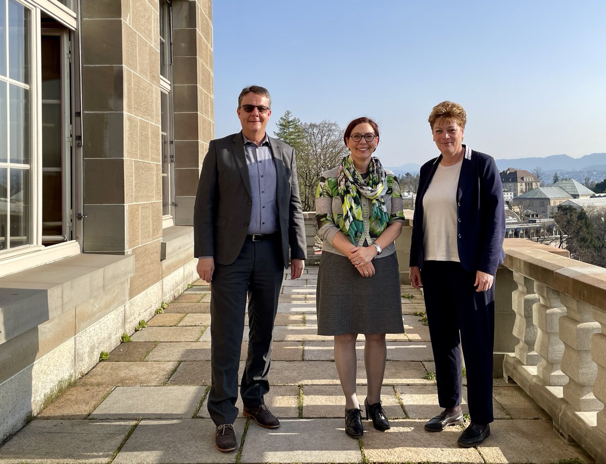 «Die gelebte Qualitätskultur ist beeindruckend.»
Bildungsdirektorin <a href="/silviasteiner/">Silvia Steiner</a>, Rektor <a href="/m_schaepman/">Michael Schaepman</a> sowie Vize-Rektorin und Projektleiterin Gabriele Siegert (Mitte) freuen sich über das positive Gutachten und den Abschluss der institutionellen Akkreditierung der UZH.