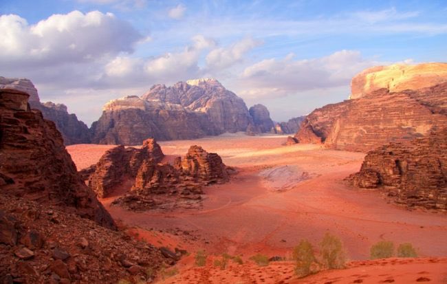 MelPhAvge's tweet photo. ¡Hoy viajamos a Jordania! ✈️
¿Sabíais que el desierto Wadi Rum es uno de los desiertos más bonitos del mundo? 
Dicen que por la noche se pueden ver muy bien las estrellas, ¡Por eso hay muchos alojamientos en este desierto!✨
#descubreelmundoconavge https://t.co/ULCUamziMR