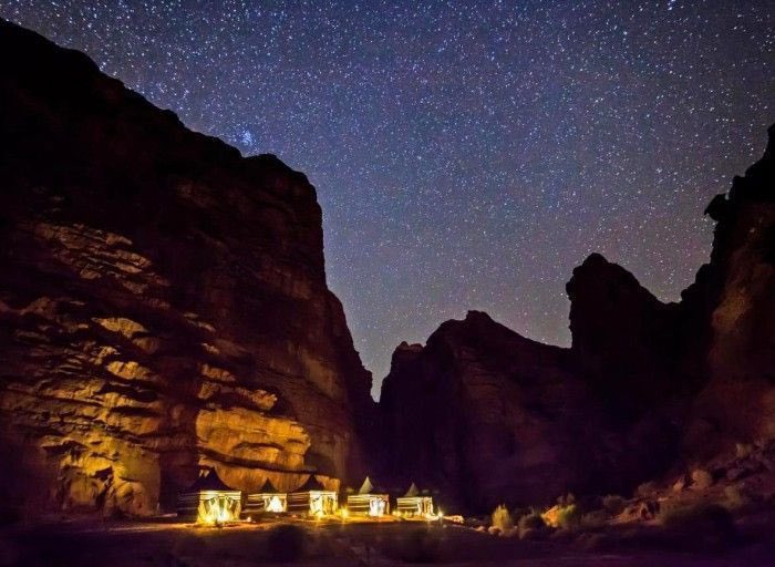 MelPhAvge's tweet photo. ¡Hoy viajamos a Jordania! ✈️
¿Sabíais que el desierto Wadi Rum es uno de los desiertos más bonitos del mundo? 
Dicen que por la noche se pueden ver muy bien las estrellas, ¡Por eso hay muchos alojamientos en este desierto!✨
#descubreelmundoconavge https://t.co/ULCUamziMR