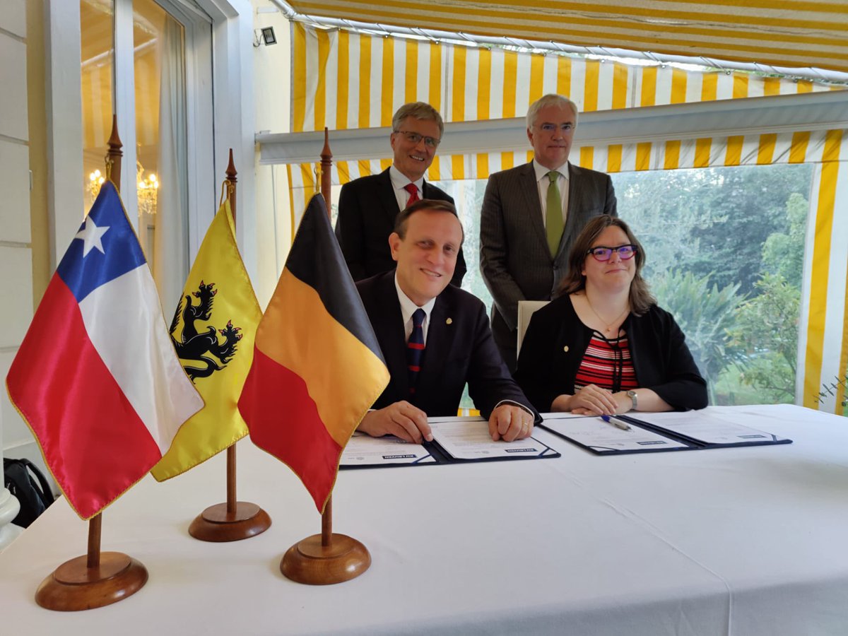 ImogenFoubert's tweet photo. @KU_Leuven signs agreement for academic cooperation student Exchange and doctoral mobility with pontificia universidad Catolica de Chile @ucatolica_chile the number 1 in Latin America on QS ranking @PeterLievens @LucSels https://t.co/LppN85xhu6