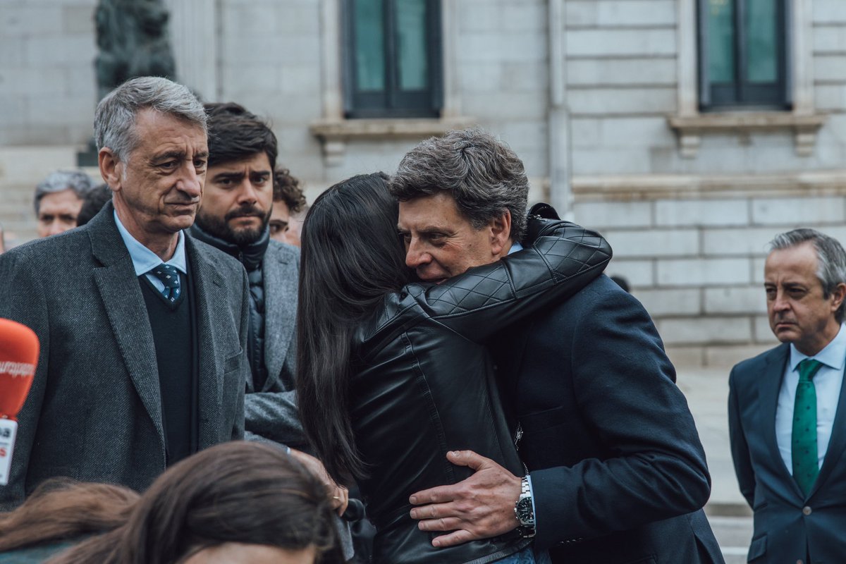 Macarena_Olona's tweet image. Los padres de Marta Calvo, Marta del Castillo y Diana Quer luchan para que asesinos como los monstruos que les arrebataron sus hijas sean castigados con prisión permanente revisable. Hoy no se les aplica. Hoy se debate en @Congreso_Es esta reforma penal. @VOX_Congreso a su lado.