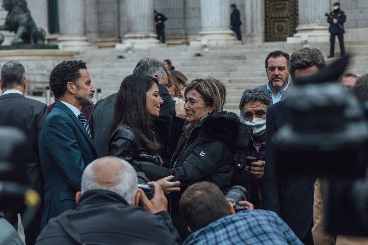 Macarena_Olona's tweet image. Los padres de Marta Calvo, Marta del Castillo y Diana Quer luchan para que asesinos como los monstruos que les arrebataron sus hijas sean castigados con prisión permanente revisable. Hoy no se les aplica. Hoy se debate en @Congreso_Es esta reforma penal. @VOX_Congreso a su lado.
