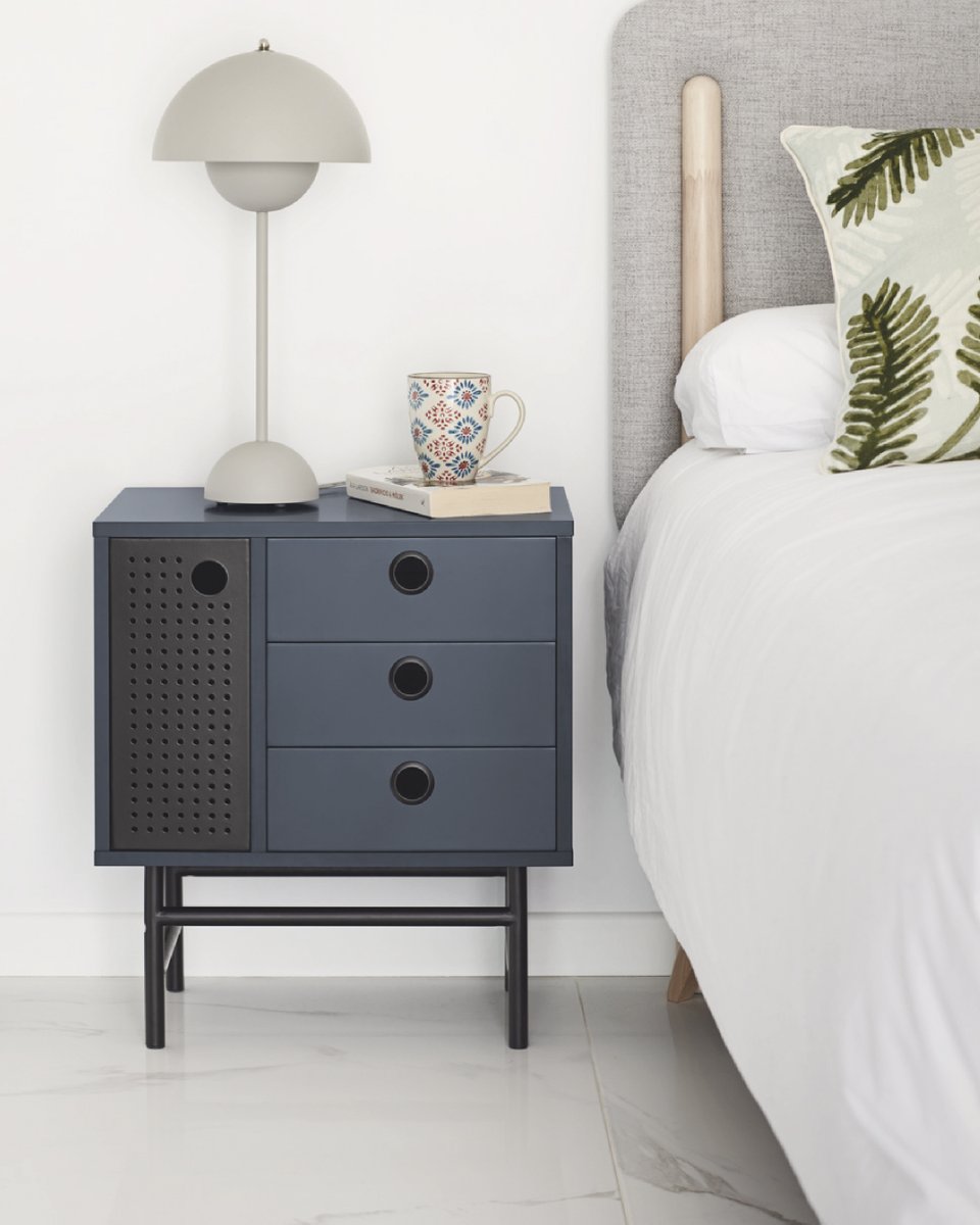 El modelo PUNTO-D es una mesita de noche de estilo industrial que combina a la perfección estética y funcionalidad. Aporta un boost de diseño a tu dormitorio con esta mesita. ¡Y de entrega express!

✨ Disponible en tiendas y web.