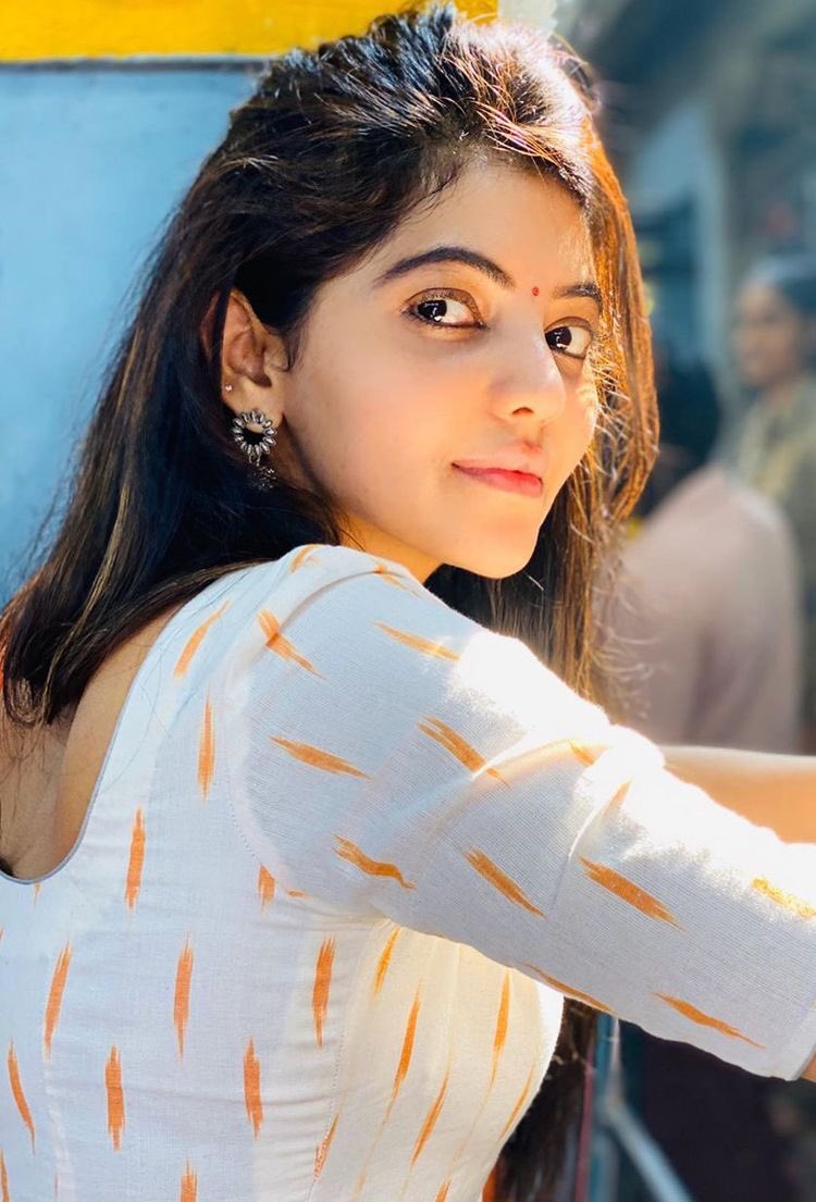 मेरे साथ थोड़ी सी ही वफ़ा निभा लेती
ग़ैरों में तो यार मुझे तुम अपना बता लेती 
<a href="/M_ydvnsi/">ममता यदुवंशी</a> <a href="/Hardika_Yadav/">Hardika Yadav</a>