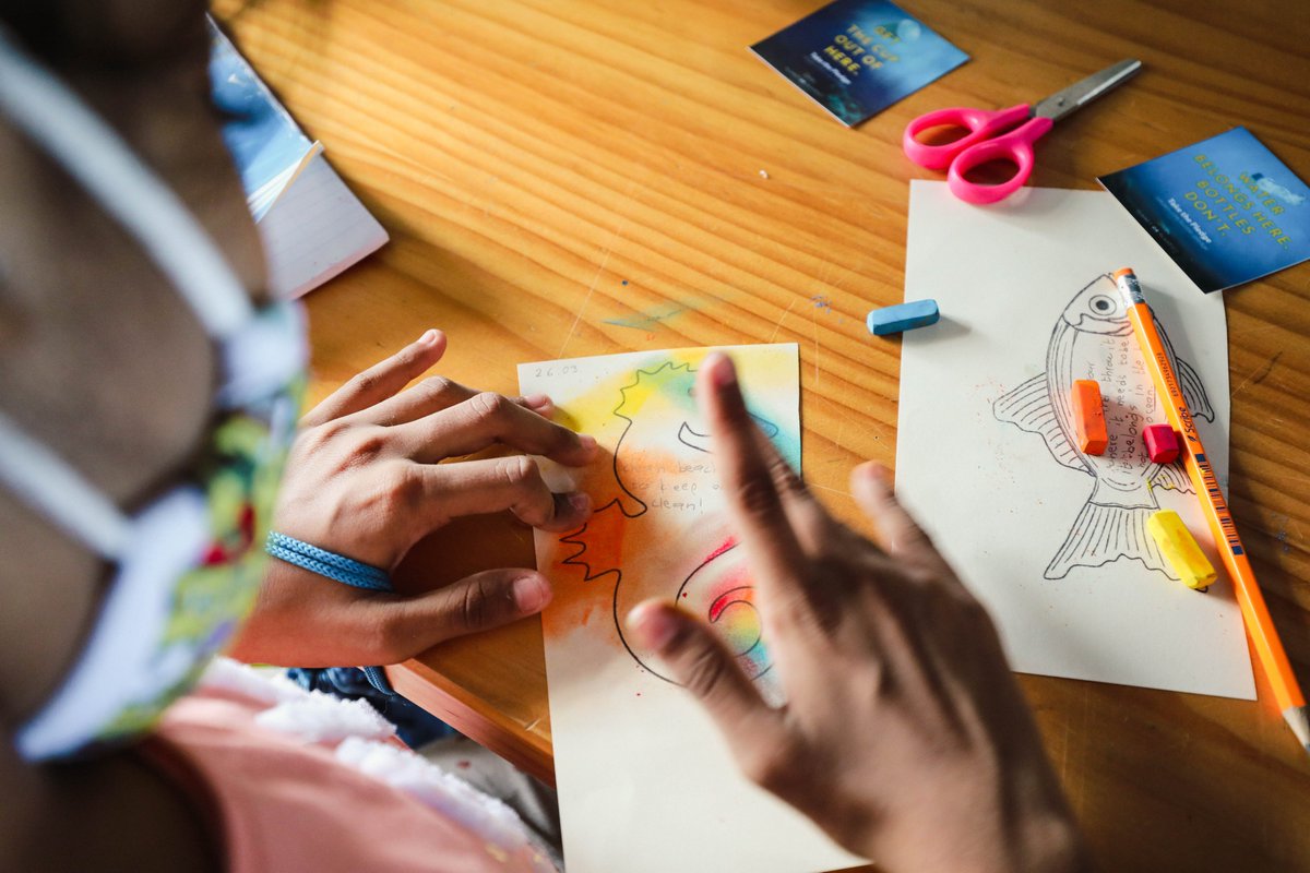 Last Saturday, we did a beach clean-up and had an incredible #ExplorerMindset activity with @LSKlearning, @NatGeoEducation Certified Educator. Our participants took the National Geographic #PlanetOrPlastic pledge, and we also did two activities. (1/2)