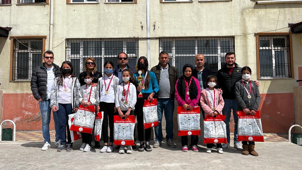 KaracaoglanO's tweet photo. Okul sporları step~aerobik yarışmalarında Gaziantep il 🥇.si olan takımımızın madalya  ve hediyeleri törende verildi .Başarılarının devamını dileriz🙏 #sporşehrigaziantep https://t.co/dqAscDYyUb