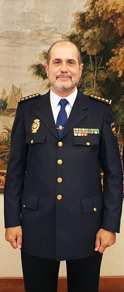 info_dgp's tweet photo. El ministro del Interior nombra al comisario principal Tomás Vicente Riquelme nuevo jefe de la División de Operaciones y Transformación Digital de la @policia  
El comisario principal era hasta el momento jefe de la Brigada Operativa de Apoyo https://t.co/OFmyM2IeR3