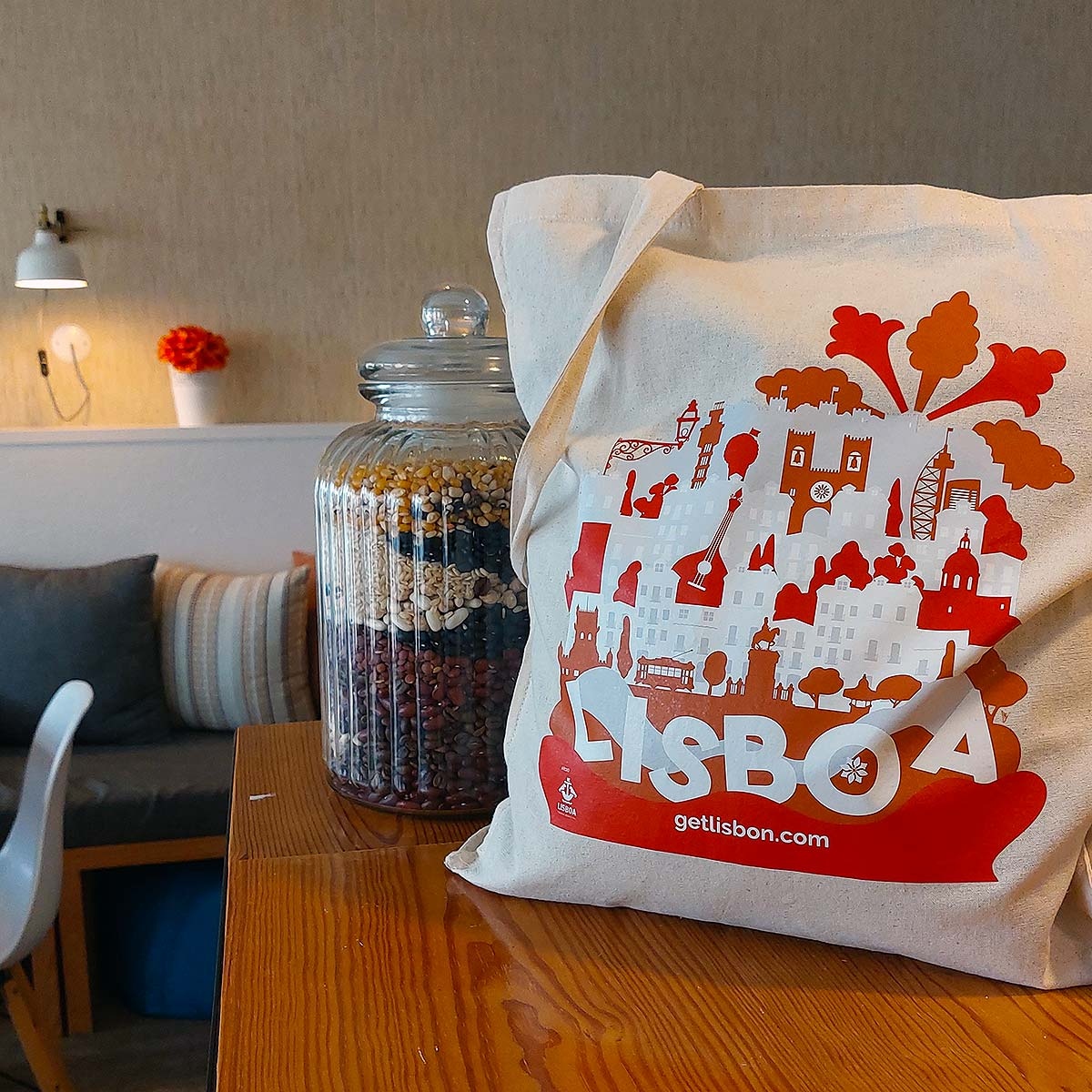 getLISBON's tweet photo. 📣 Now you can also get your LISBOA tote bag at GRANOS Espaço Vegetariano!
😊All you have to do is support us with a donation of €14 or more.
Illustration: #IsaSilva. Limited edition of 100 units!
More info: https://t.co/ClPOTS0OKP
.
#getLISBON #totebag #granosespacovegetariano https://t.co/8eY18FwGsh