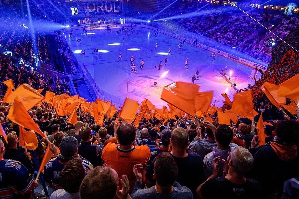 VLHlive's tweet photo. Tagga kvartsfinal 🔥🔥🔥

Växjö Lakers 🆚 Frölunda Hockey
Kvartsfinal 2 • Söndag 3/4 kl.15:00
Kvartsfinal 4 • Torsdag 7/4 kl.19:00

🎟 https://t.co/apq4wgsgiE
🍴 https://t.co/GsKbV8emFP

#vaxjolakers #shl #slutspel #hockey #vidaarena #vaxjo https://t.co/0afqGQbOYs