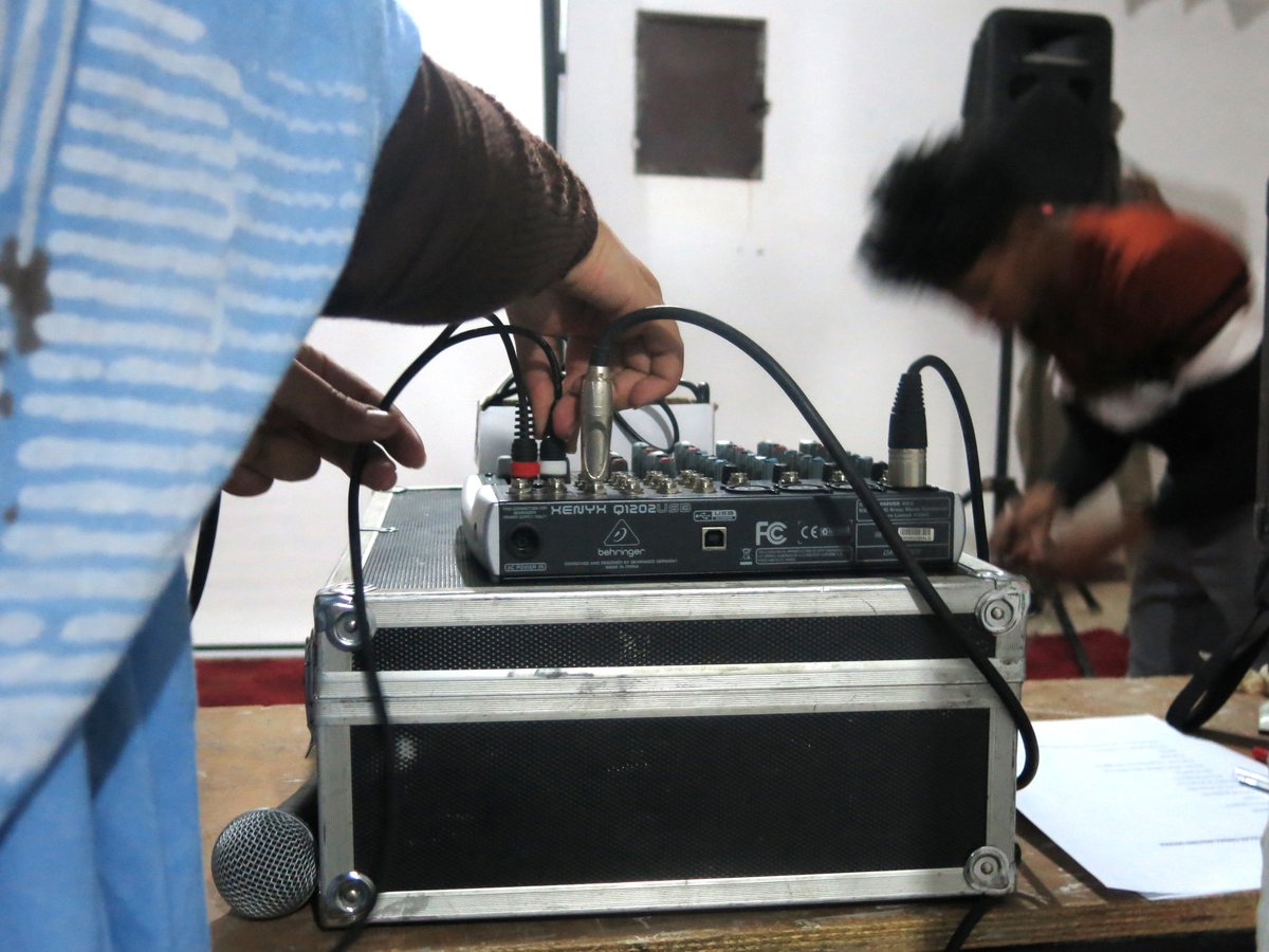 nomadshrc's tweet image. El equipo de @SolarCinemaWS continúa su gira por los campamentos acercando el cine a todos los rincones, esta vez la sesión fue en #Dajla, el más alejado, donde el público saharaui pudo reconectar con su historia a través de la proyección de películas de realizadores saharauis.