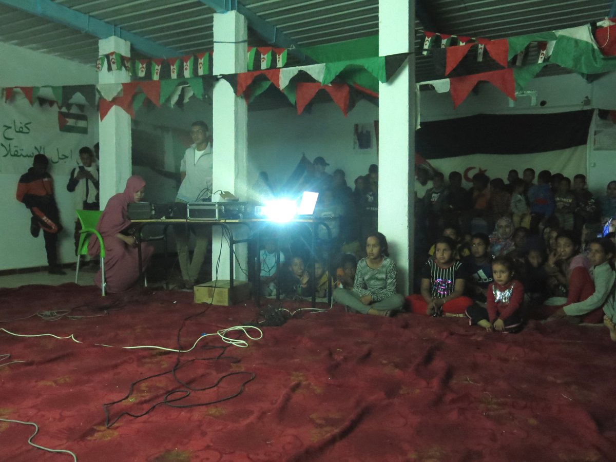 nomadshrc's tweet image. El equipo de @SolarCinemaWS continúa su gira por los campamentos acercando el cine a todos los rincones, esta vez la sesión fue en #Dajla, el más alejado, donde el público saharaui pudo reconectar con su historia a través de la proyección de películas de realizadores saharauis.