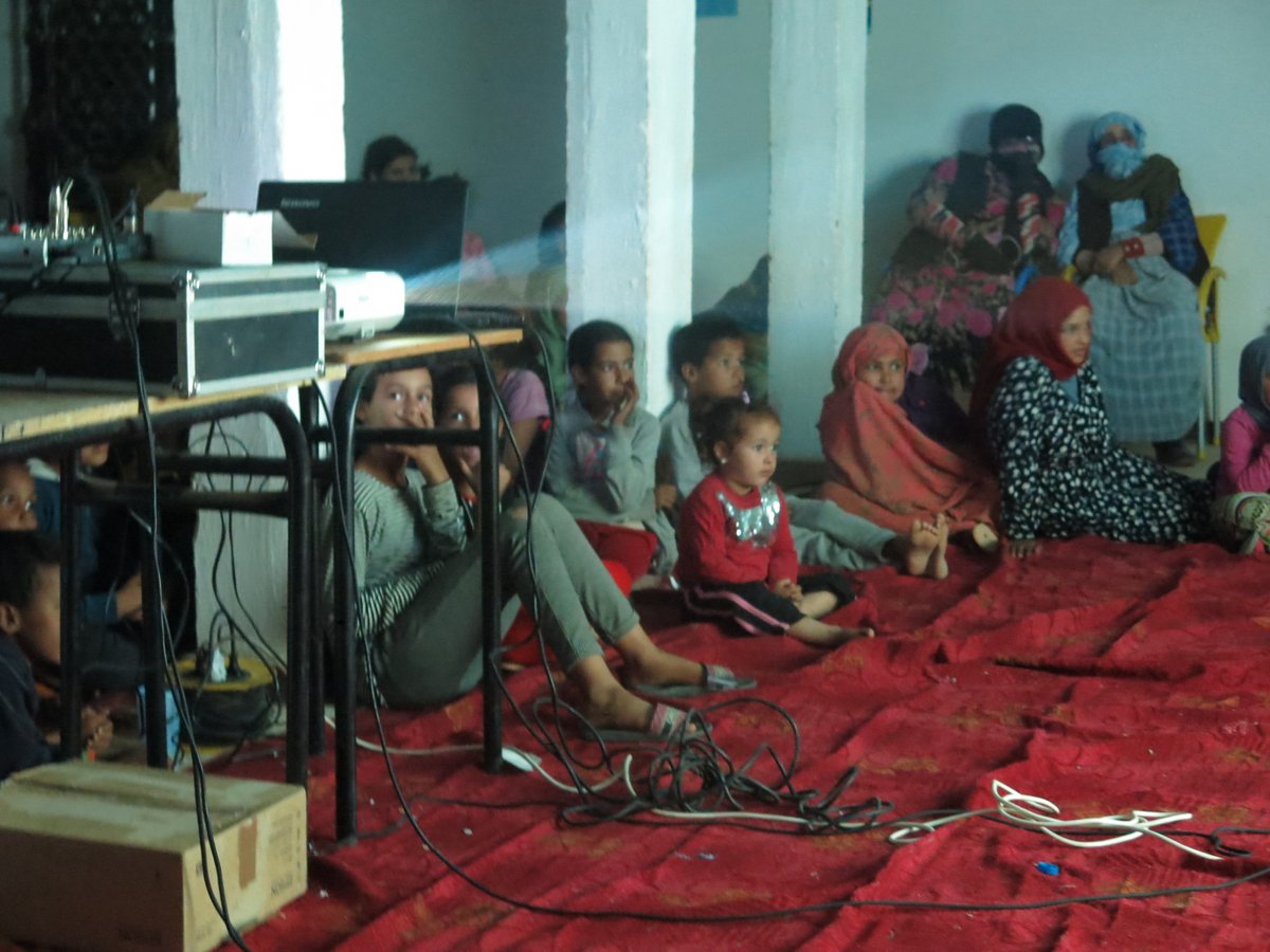 nomadshrc's tweet image. El equipo de @SolarCinemaWS continúa su gira por los campamentos acercando el cine a todos los rincones, esta vez la sesión fue en #Dajla, el más alejado, donde el público saharaui pudo reconectar con su historia a través de la proyección de películas de realizadores saharauis.