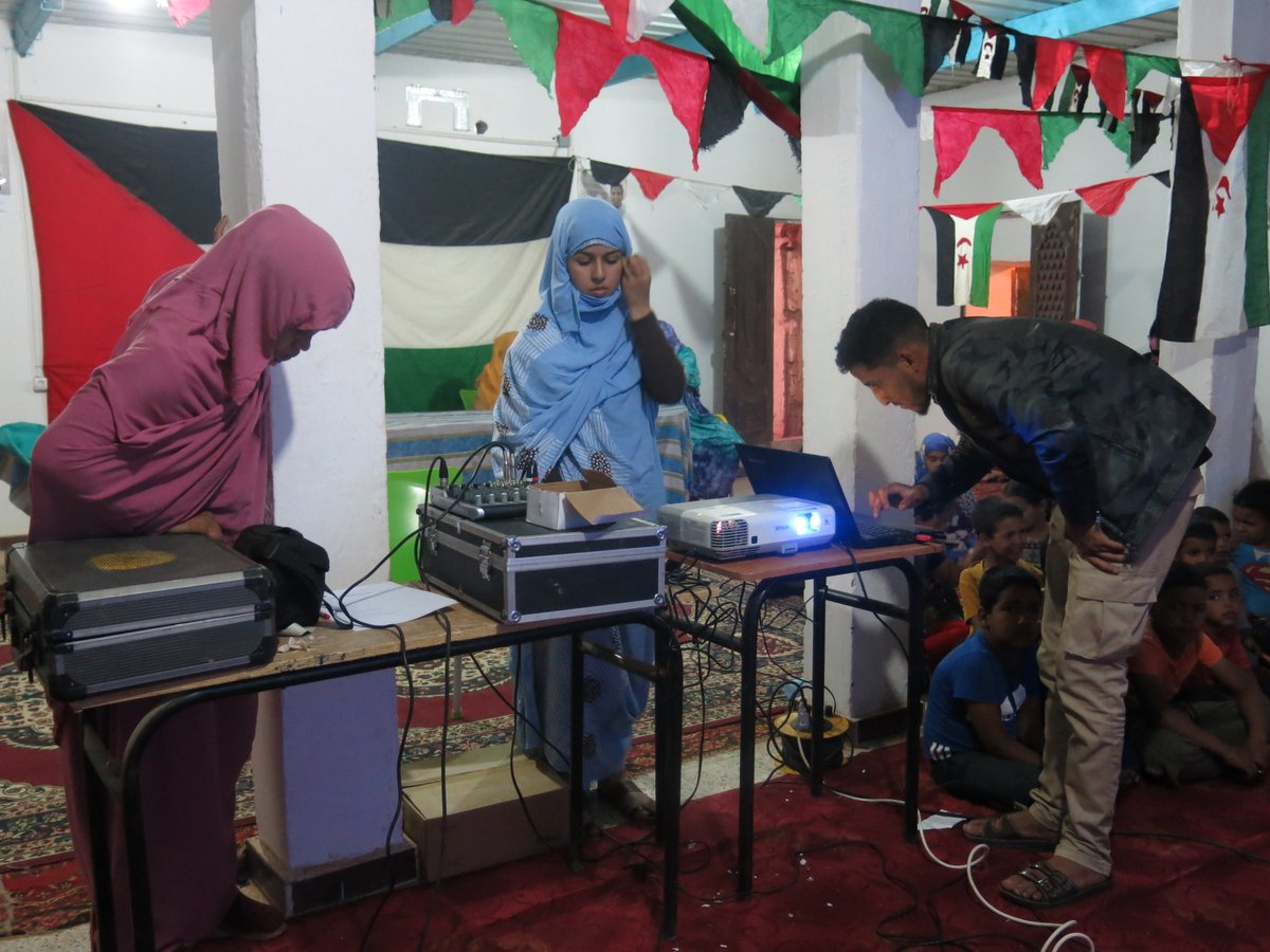 nomadshrc's tweet image. El equipo de @SolarCinemaWS continúa su gira por los campamentos acercando el cine a todos los rincones, esta vez la sesión fue en #Dajla, el más alejado, donde el público saharaui pudo reconectar con su historia a través de la proyección de películas de realizadores saharauis.