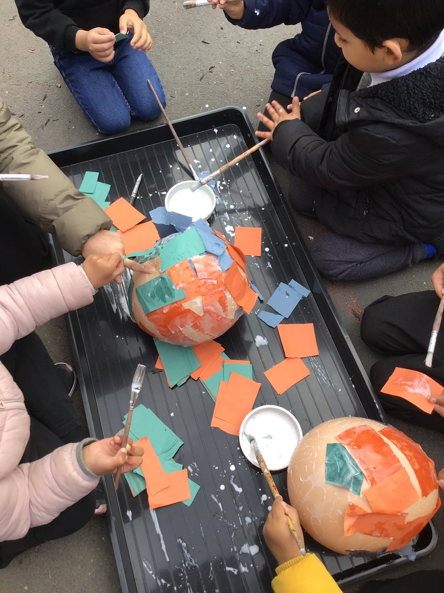 MrsGriffiths7's tweet photo. Making paper mache Easter eggs with one of our wonderful @BF_SCITT students! @DonnaAFLSCITT @StanleyGrovePA #eggsciting #eggs #madabouteggs https://t.co/PTMM3iUmJi