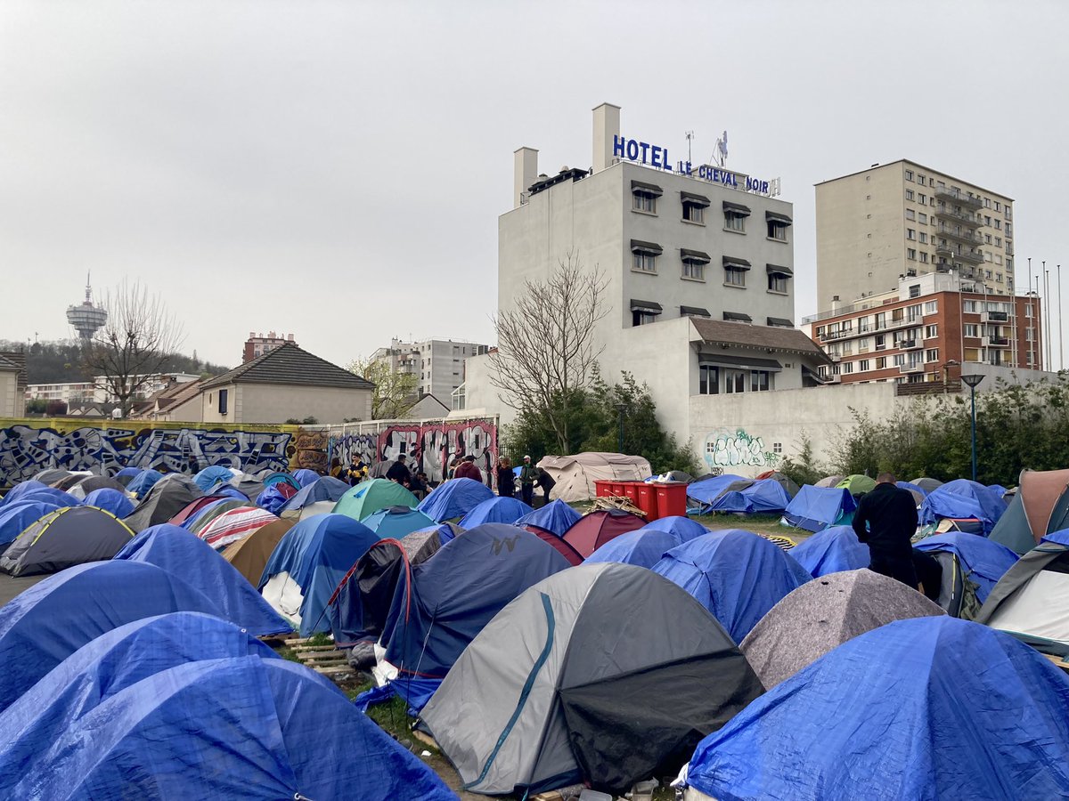 Plus de 150 personnes, principalement originaires d’Afghanistan, survivent depuis plus de deux mois sous des tentes aux abords de Paris. À part envoyer la police pour compter les tentes et stigmatiser ces personnes, l’État ne fait rien. Un accueil digne pour tous, maintenant.