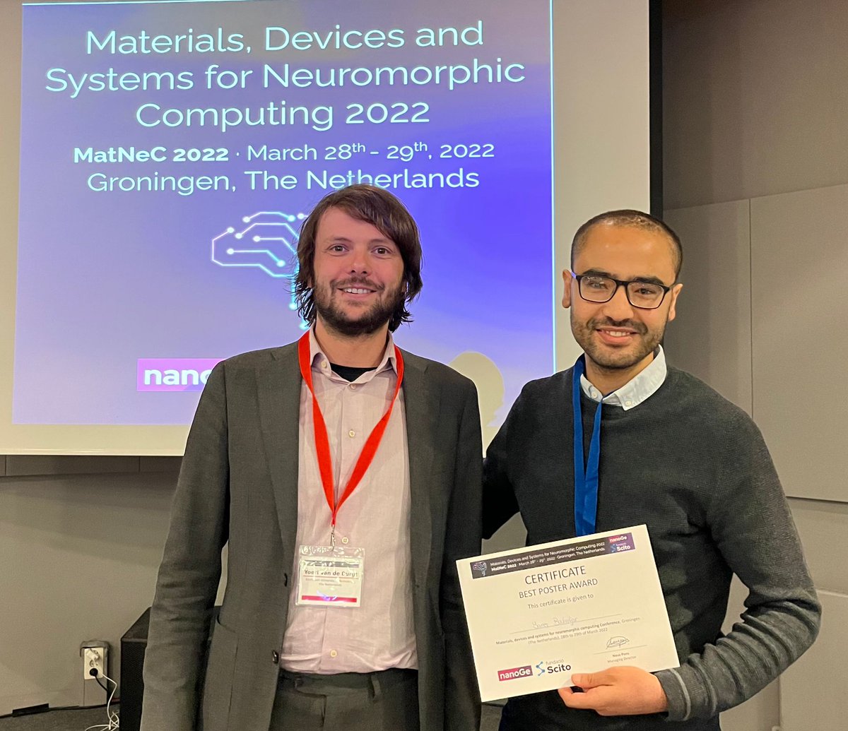🏆Younes Bouhagjar (<a href="/YounesBouhadjar/">Younes Bouhadjar</a>) is the winner of the Best Poster Content prize from Fundació Scito (<a href="/scito_Fundacio/">Fundació Scito</a>) at #MatNeC22.

🎖️Presenting 'Sequence learning in a spiking #NeuralNetwork with #memristive synapses'

Congrats🥳
nanoge.org/MatNeC22/