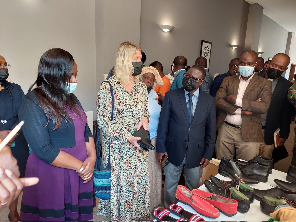 RwandaWest's tweet image. Kuri uyu wa Kabiri muri #Rusizi habereye umuhango wo gusoza ibikorwa by'umushinga #CoreProject wa #WorldVision wafashaga abagore n'urubyiruko bo muri @Nyamasheke na @RusiziDistrict kwiteza imbere binyuze mu mishinga idashingiye ku buhinzi.@RwandaLocalGov @LODARwanda