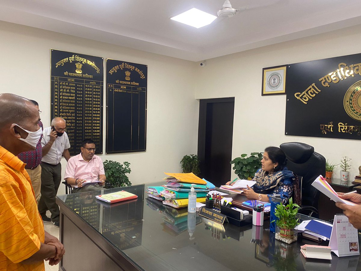 DCEastSinghbhum's tweet photo. आज अपने कार्यालय प्रकोष्ठ में जनता दरबार का आयोजन कर जिले के दूर दराज से पहुंचे फरियादियों से मिलकर उनकी समस्याओं से रूबरू हुई। तथा प्राप्त शिकायतों पर संबंधित अधिकारियों को यथोचित कारवाई सुनिश्चित कर उसका निराकरण करने का निर्देश दिया।

@HemantSorenJMM 
@JharkhandCMO 
@PRDJSR https://t.co/xL84PlAVov