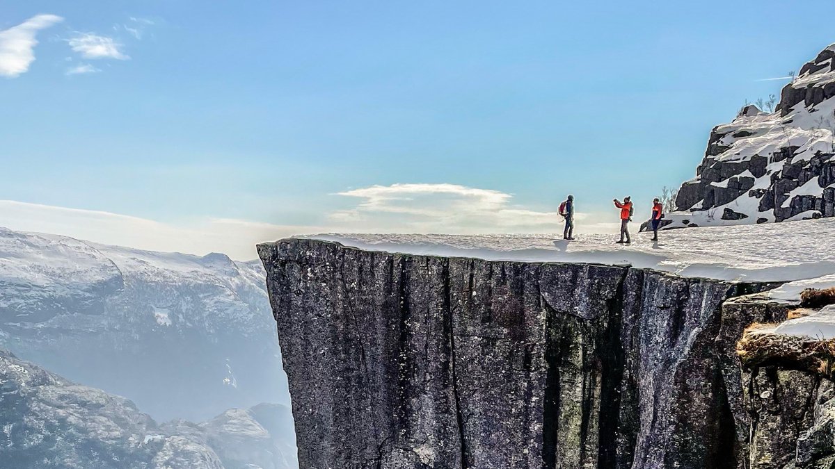 ExproGroup's tweet photo. Representing team Expro at the top of Preikestolen Rock in Norway.
#ThisIsExpro #FutureEnginneers #ExtraordinaryPerformance https://t.co/K6nRw9ULh4