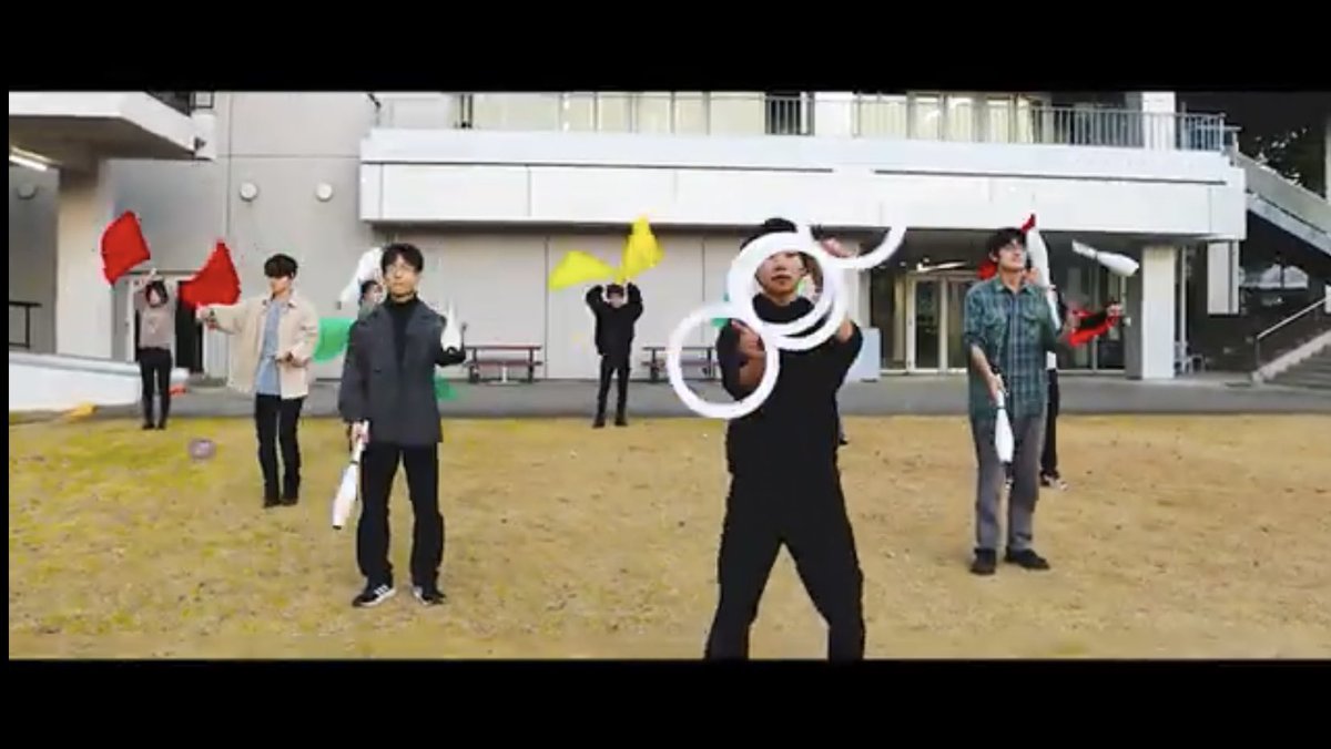 meiji_juggling's tweet photo. 【one cut PV 2021 🎬】

昨年末に公開したPVをご紹介します💁🏻‍♀️

このPVは、なんと！
ワンカットで作成したんです📹

たくさんの道具による技リレーと、カメラワークにも注目です👀✨

〈https://t.co/QDFI0UDQ4F〉

#明治大学
#ジャグリングサークルDietz
#春から明治 https://t.co/1788ehFFRd