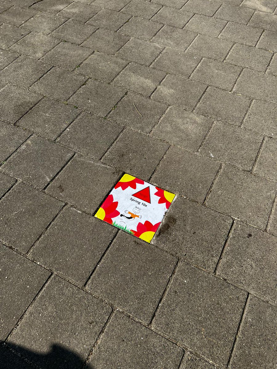 StMoveDenHaag's tweet photo. In de Jacobahof in Schilderswijk-West zijn nu verschillende stoeptegels te vinden die bewoners en bezoekers aansporen om sportoefeningen te doen. Leerlingen van De Voorsprongen en studenten van 
@dehaagse hopen zo de wijk een stukje gezonder te maken! @wijzijn2525 https://t.co/zDdVTdnd1O