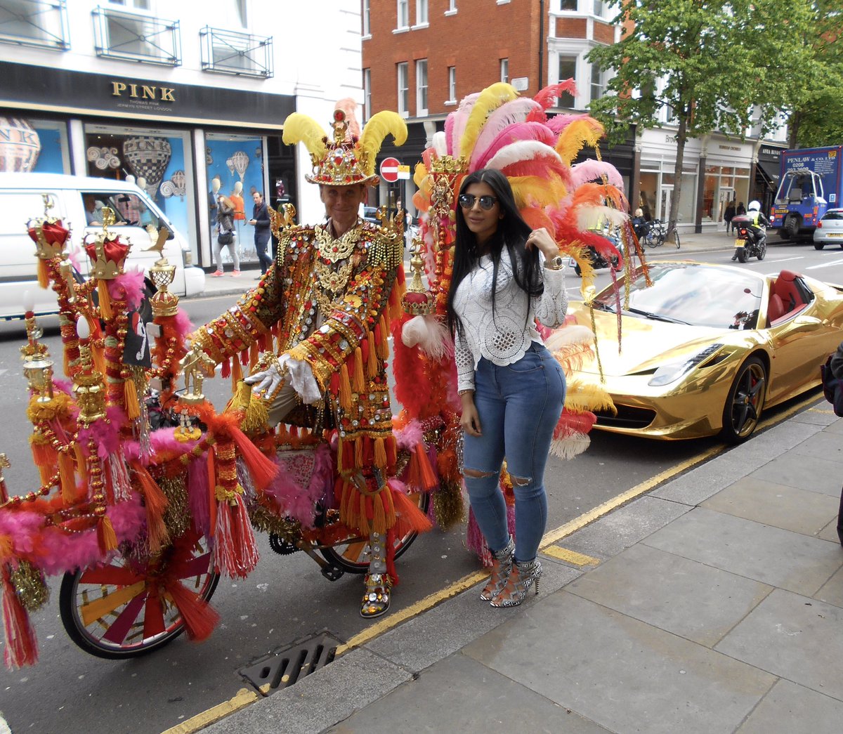 bondwimbledon's tweet photo. 2015 #SloaneStreet https://t.co/8akUuRZxnz