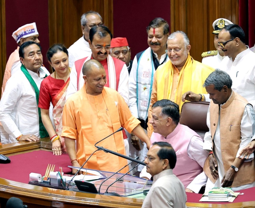 CMOfficeUP's tweet photo. #UPCM श्री @myogiadityanath जी ने आज सदन में श्री @Satishmahanaup जी को विधानसभा अध्यक्ष पद के लिए हार्दिक बधाई दी।

मुख्यमंत्री जी ने कहा कि पूर्व की सरकार में प्रदेश के समग्र विकास में सकारात्मक भूमिका निभा चुके श्री महाना जी अब सदन की उच्च मर्यादा को आगे बढ़ाएंगे। https://t.co/7UGL7PU59L