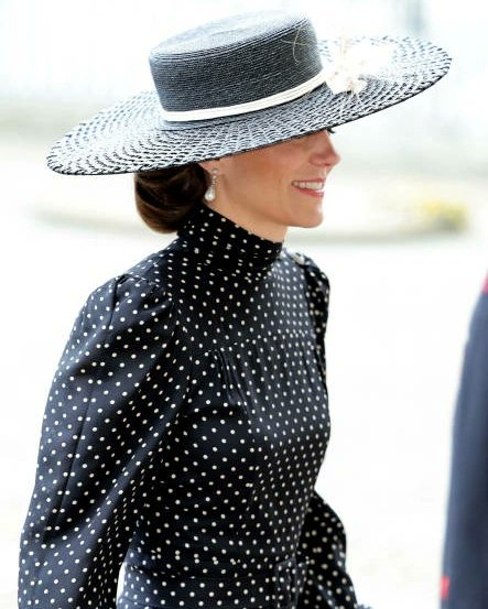 duchesskatefan_'s tweet photo. Kate's dress for today is from Alessandra Rich. Her hat is from #lockandco #katemiddleton #DuchessofCambridge #katemiddletonfashion https://t.co/s1uZ23HOkX