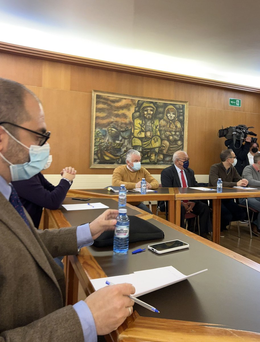 aemos's tweet photo. El equipo de #Aemos, encabezado por su presidente, Manuel Castro, se ha reunido esta mañana con el conselleiro de Economía de @Xunta para evaluar los daños y paliar las consecuencias derivadas del incendio que ha afectado a 6 naves del polígono de O Rebullón. https://t.co/QkJelY0yHW