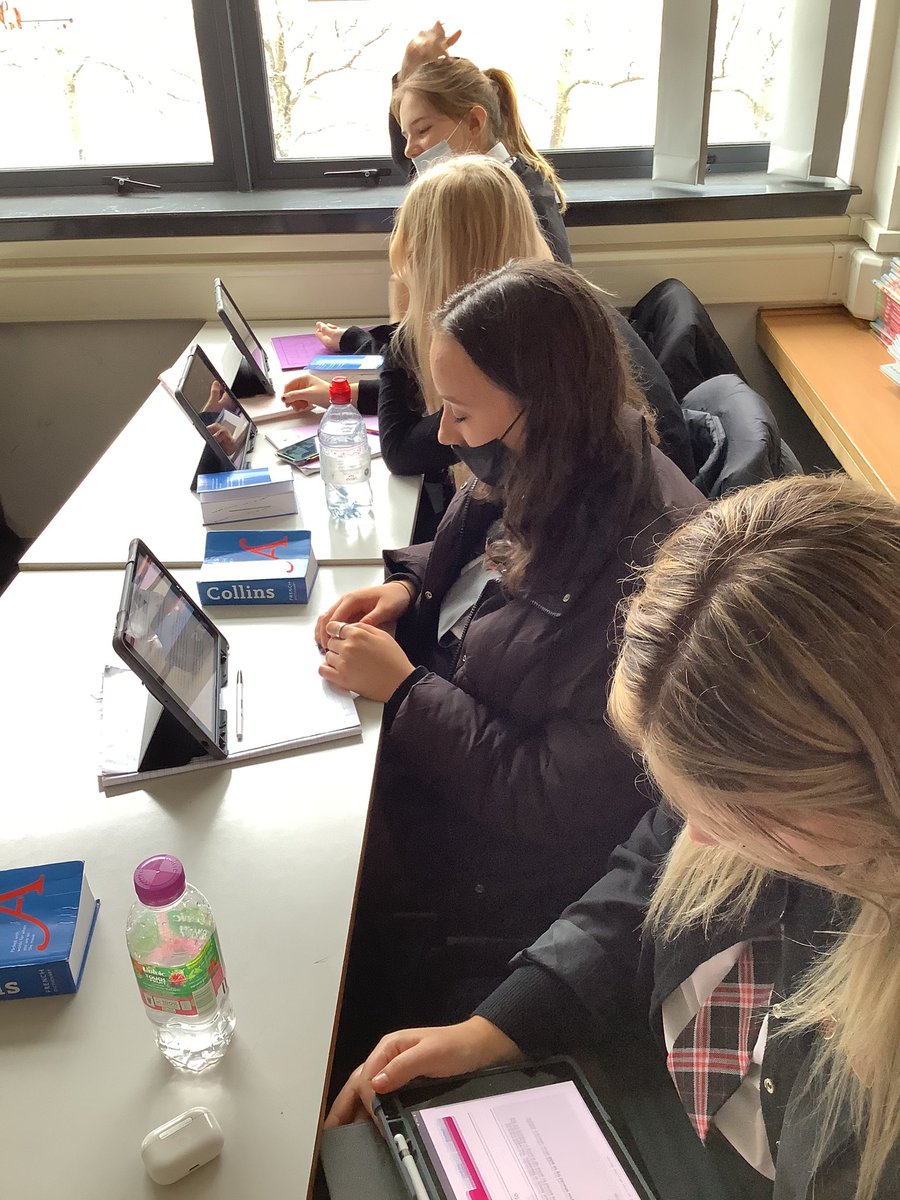 MrsMMLBraes's tweet photo. #OneLastPush in Senior French continued with access to #SQA #UnderstandingStandards . Very pleased that pupils could identify strong vocabulary &amp; the standard required to succeed in their final exam. #RRSA #article12 #ARTICLE13 https://t.co/jAnnu9B87j