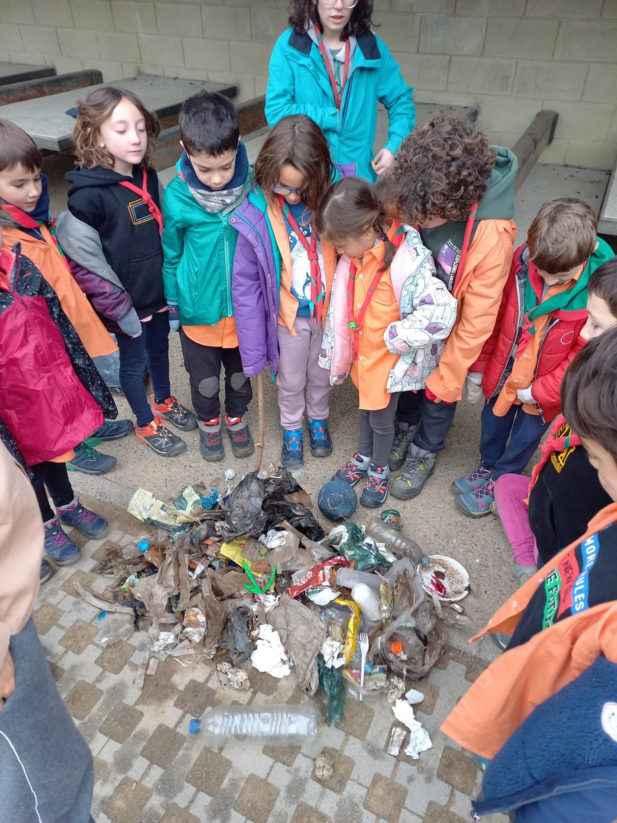 aeantonicomas's tweet photo. La recerca dels últims trossos de Lluna ha dut als Castors i Llúdrigues al Corredor, on hem trobat en Sarramà 👺😱 Hem aprofitat per recollir tota la brossa i deixalles que hi hem trobat!
A més, per molts ha estat la primera nit en una tenda, tot un repte superat! 🤩⚜️ https://t.co/ZJiMZAImRE