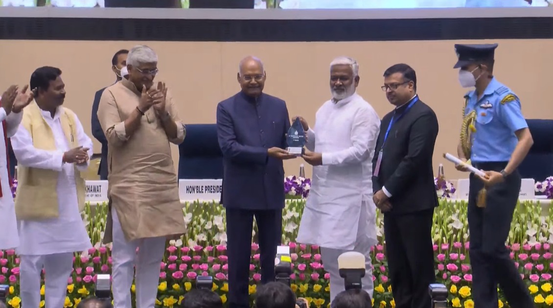 माननीय मुख्यमंत्री श्री <a href="/myogiadityanath/">Yogi Adityanath</a> जी के नेतृत्व में तीसरे राष्ट्रीय जल पुरस्कार में सिंचाई योजनाओं को सफलतापूर्वक क्रियान्वित करने के लिए उत्तर प्रदेश को मिला प्रथम स्थान

राष्ट्रीय जल पुरस्कार माननीय जल शक्ति मंत्री श्री <a href="/swatantrabjp/">Swatantra Dev Singh</a> जी द्वारा प्राप्त किया गया।