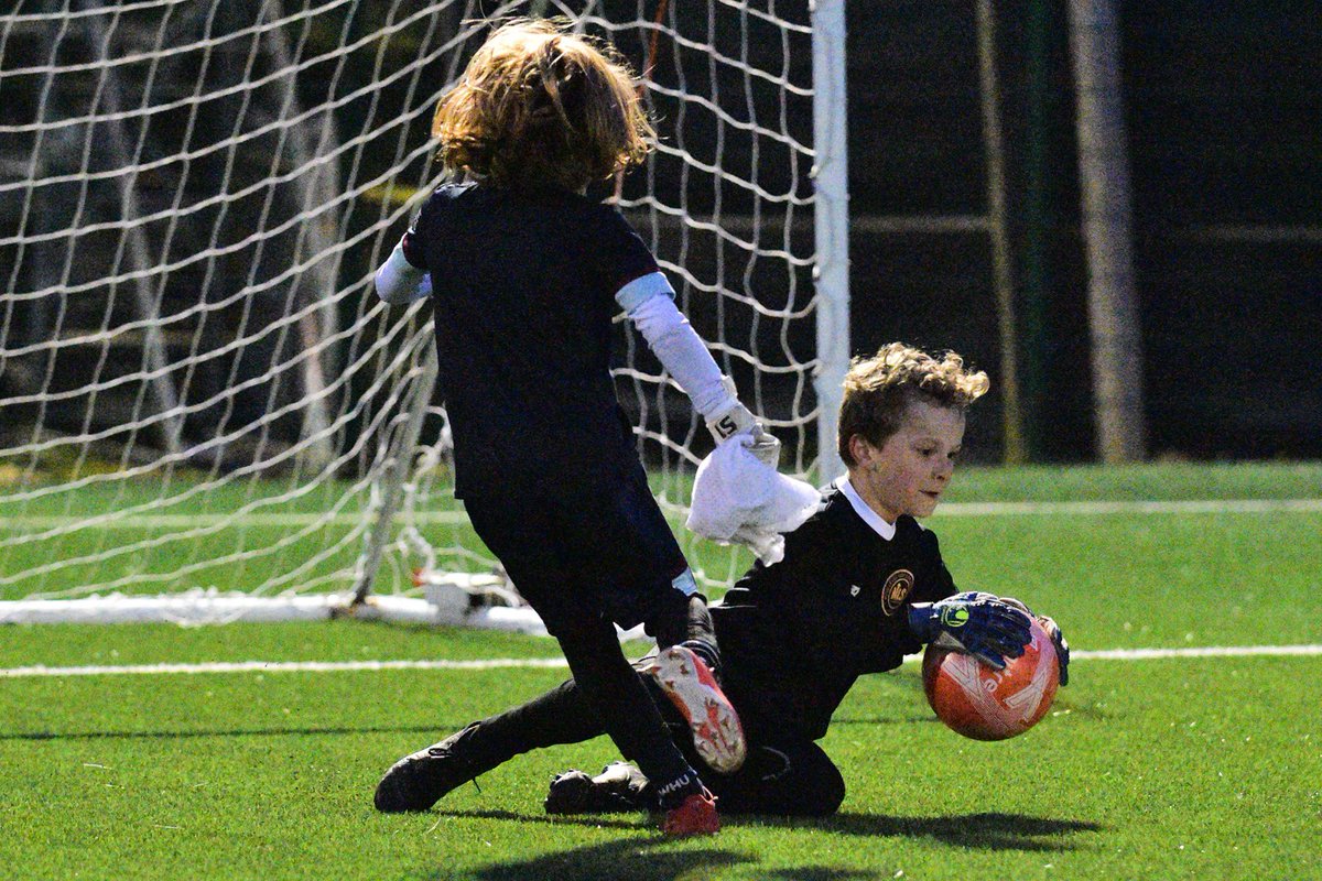 newlevelsoccer's tweet photo. What a success the NLS Goalkeeper Masterclass was last night 🔥 Many thanks to Darren Smith (Colchester Utd) & @LouisHrebeniak (Cambridge Utd) for an amazing evening with the kids. Photos from @offsidephot tonight were 👌. #provethemwrong #developingplayersforthefuture https://t.co/rA3BgJi08U
