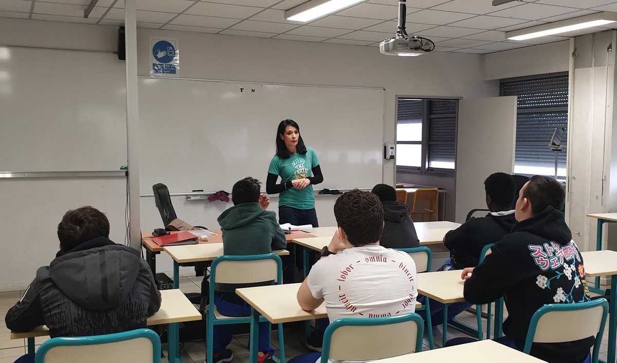 EDUC_ECO_acNice's tweet photo. Suite à la "semaine de entrepreneuriat", Mme Anne Luu, entrepreneure, dirigeante de @Lifebay Labs à la LA @laseynesurmer  , est intervenue dans la classe d'une 2nd #Maintenance des #Systèmes de #Production Connectés au #Cisson à @VilleDeToulon . https://t.co/Rba5u2439Q