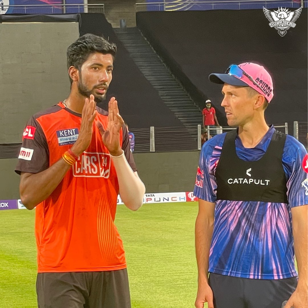 SunRisers's tweet photo. Before the Royal Rumble. 🤝

🇱🇰🇦🇺🇳🇿🇬🇾🇮🇳🔥

#SRHvRR #OrangeArmy #ReadyToRise #TATAIPL https://t.co/7n69npOyN7