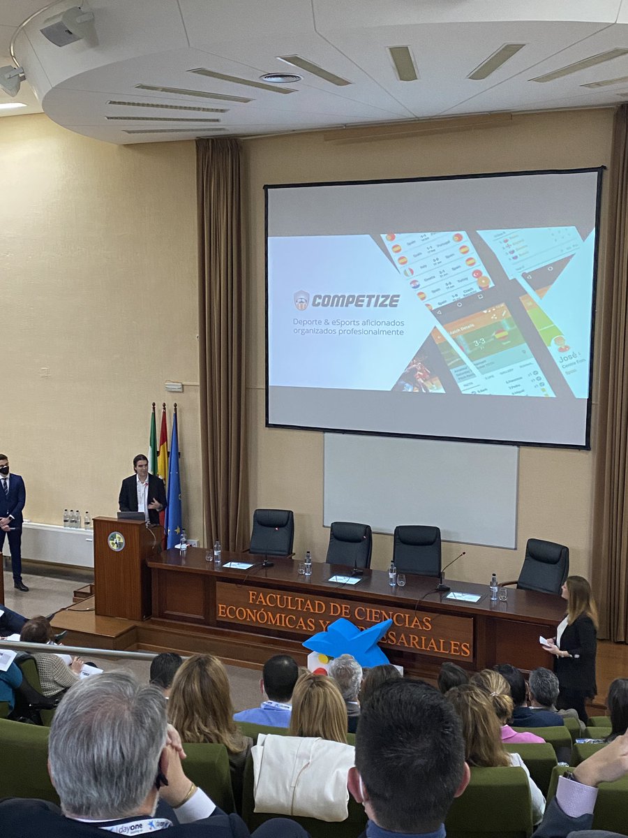 JACrespo_'s tweet image. Dos empresas aceleradas por @OpenFuture_Ext, @competize y #CognitiveData, realizan su elevator pitch en la final de los premios @EmprendeXXI_ de Extremadura.