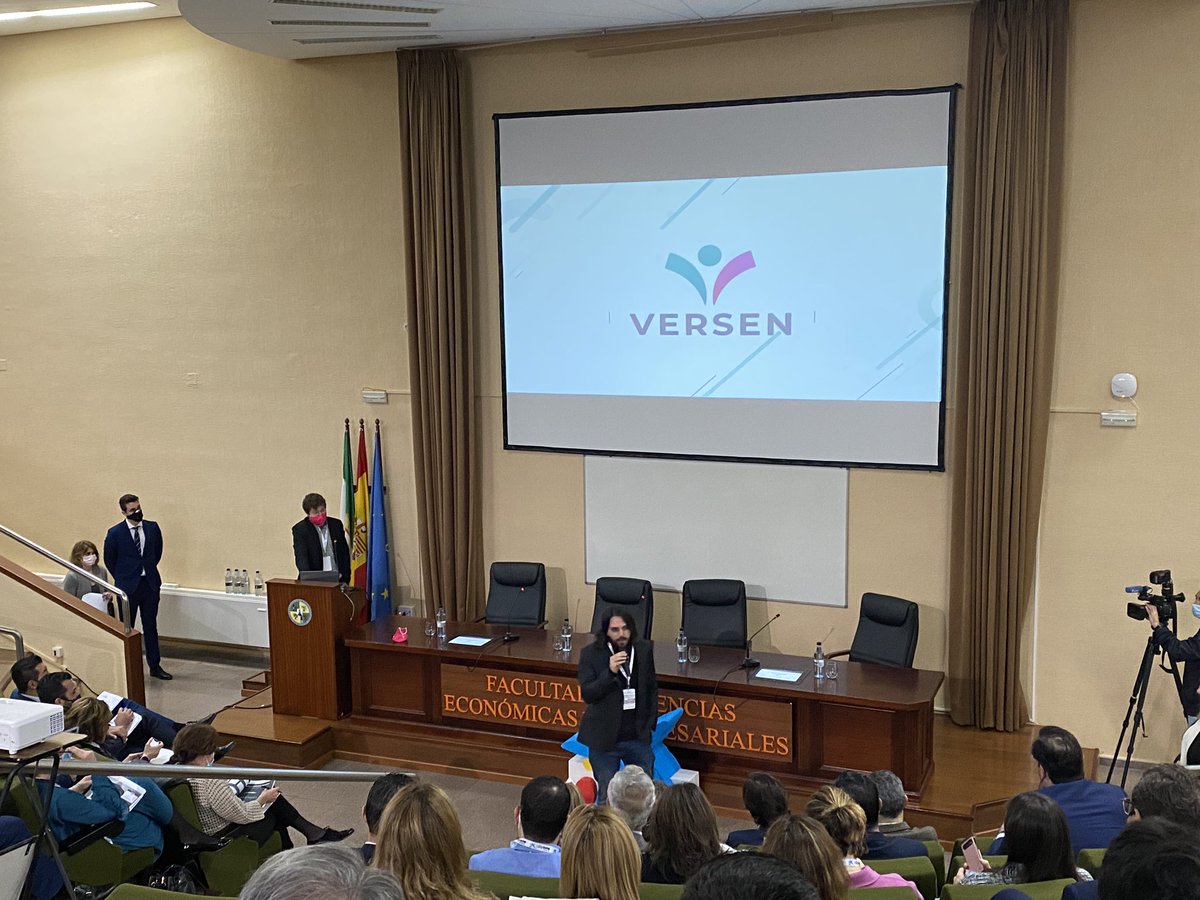 JACrespo_'s tweet image. Dos empresas aceleradas por @OpenFuture_Ext, @competize y #CognitiveData, realizan su elevator pitch en la final de los premios @EmprendeXXI_ de Extremadura.