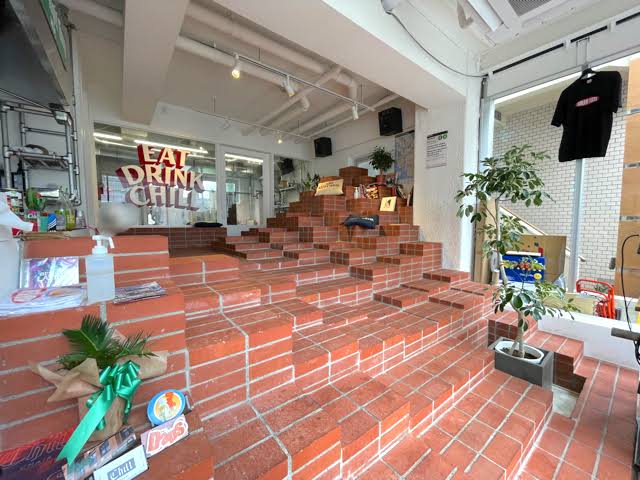 DJTANACHU's tweet photo. 会場のThe Daps Famous Hood Jointは、とにかくフードが絶品なので是非ご来場の際はお腹空かせて来ていただきたいです。
拘りの店内は居心地抜群でスタッフの方々の人柄も最高。吉祥寺でNYの空気存分に感じれます。
コチラの記事にて雰囲気伝わるかと思うので是非
https://t.co/UFxK4u7266 https://t.co/wRGIGl0Plh